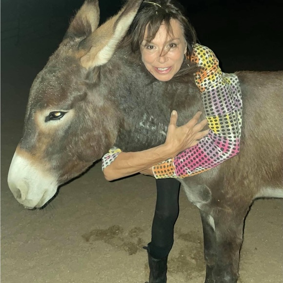 ⭐️ LIVE TONIGHT AT THE HIPPIE RICH RESALE RANCH! CRAZY SALES GALORE AND MORE! ⭐️ - Picture 6 of 6